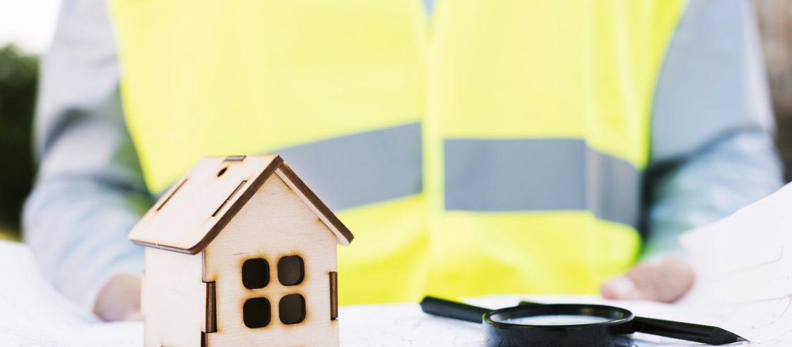 close-up-machete-house-with-magnifying-glass